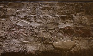 Sklaven tragen ein Boot, Luxor-Tempel (Relief)