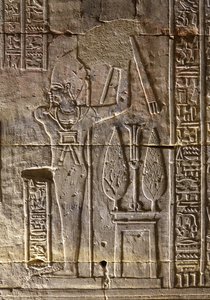 Der Pharao und seine Attribute, Tempel von Horus in Edfu