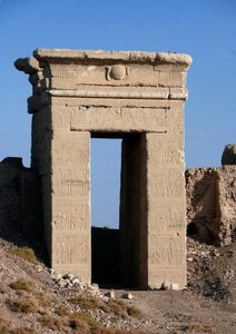 Ägyptische Antiquität: Blick auf den Bogen des Nordtors, Hathor-Tempel, Denderah, Ägypten