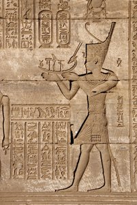 Ägyptische Antike: Römisches Mammisi zur Erinnerung an die Geburt von Ihy, Sohn der Isis - Detail von Reliefs und Hieroglyphen, Tempel der Hathor, Denderah, Ägypten von Egyptian Ptolemaic Period