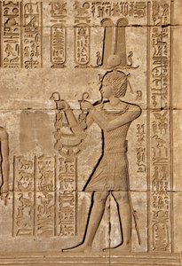 Ägyptische Antike: Römisches Mammisi, das die Geburt von Ihy, Sohn von Isis, feiert - Detail von Reliefs und Hieroglyphen: Kaiser Trajan bringt Opfergaben an die Göttin Hathor - Tempel von Hathor, Denderah, Ägypten von Egyptian Ptolemaic Period