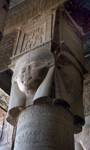 Ägyptische Antike: Kapitell von Säulen mit der Darstellung der Göttin Hathor. Tempel der Hathor, Denderah, Ägypten von Egyptian Ptolemaic Period