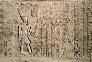 Ägyptische Antike: äußeres Relief mit Hieroglyphen. Hathor-Tempel, Dendera, Ägypten von Egyptian Ptolemaic Period