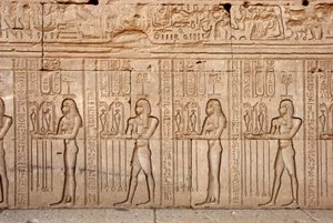 Ägyptische Antiquität: Opfergaben und Tributen an die Göttin, Hathor-Tempel, Denderah, Ägypten
