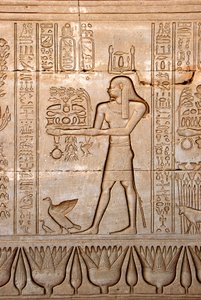 Ägyptische Antike: Darstellung eines Mannes, der der Göttin Opfergaben bringt, Hathor-Tempel, Denderah, Ägypten von Egyptian Ptolemaic Period