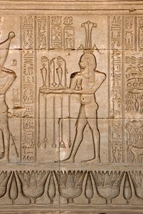 Ägyptische Antike: Darstellung des Gottes des Nils, Hapy, und Hieroglyphen, Tempel der Hathor, Denderah, Ägypten von Egyptian Ptolemaic Period