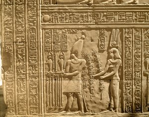 Relief, das Ptolemaios VIII. Euergetes II. (Physkon) und Kleopatra III. zeigt, die den Göttern Opfer darbringen