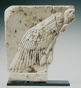 Relief, das einen Geier darstellt von Egyptian Ptolemaic Period