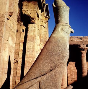 Statue des Horus, im Hof der Opfergaben des Tempels von Horus