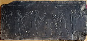 Ägyptische Antiquität: Kalksteinplatte mit Flachrelief, das das Pressen von Lotusblumen darstellt, 8. bis 7. Jahrhundert v. Chr. (Relief) von Egyptian School
