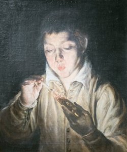 Junge, der eine Glut bläst