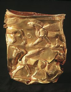 Becher, verziert mit geflügeltem Stier und Monstern mit Adlerköpfen, aus Marlik, Iran (Gold)