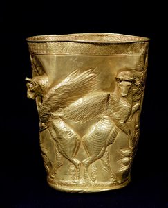 Becher verziert mit geflügelten Stieren, die einen Baum flankieren, aus Marlik, Iran, ca. 12.-11. Jahrhundert v. Chr.