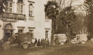Album des Ersten Weltkriegs in Friaul-Julisch Venetien: Ankunft des Krankenwagens mit den Verwundeten in Villa Brazzà, Heimat von 17 des Kriegskrankenhauses in Soleschiano Manzano, 25/11/1915