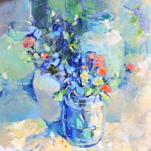 Bunte Vasen mit Blumen