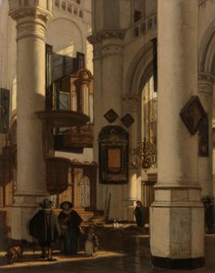 Innenraum einer protestantischen gotischen Kirche mit einem Totengräber im Chor