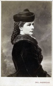 Porträt von Elisabeth von Wittelsbach (1837-1898) (Sissi), Kaiserin von Österreich (1854-1898) und Königin von Ungarn (1867-1898), geborene Herzogin in Bayern. Fotografie im Atelier von Emil Rabending (1823-1886).