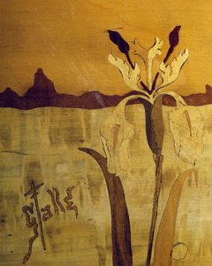 Jugendstil Tisch, Walnuss mit Furnier und verschiedenen Hölzern, (Detail), Frankreich, 20. Jahrhundert von Emile Galle