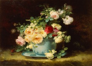 Rosen in einer blau-weißen Porzellanschale