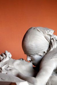 Monumentalfriedhof. Der Kuss auf einem Grabstein. Mailand. Italien. von Emilio Quadrelli
