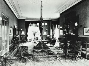 18 Addison Road: Wohnzimmer, 1890 von English Photographer