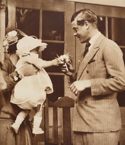 Ein Kind überreicht König Edward VIII. einen Blumenstrauß im Enham Village Centre, 1926