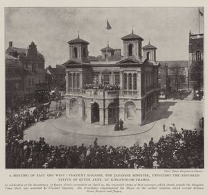 Ein Treffen von Ost und West, Viscount Hayashi, der japanische Minister, enthüllt die restaurierte Statue von Königin Anne in Kingston-on-Thames, 3. Mai 1902 von English Photographer