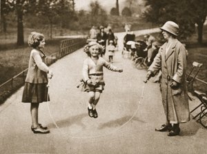 Ein Mädchen springt im Hyde Park oder Kensington Gardens, aus Wunderbares London, veröffentlicht 1926-27