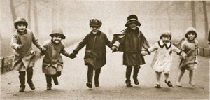Eine Reihe gut gekleideter Kinder rennt im Hyde Park, aus Wunderbares London, veröffentlicht 1926-27 von English Photographer