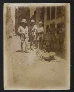 Ein Gefangener unter bewaffneter Bewachung im Ram Bagh Garten, aus Ansichten von Amritsar, einschließlich der Nachwirkungen der Unruhen