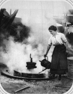 Eine hilfreiche Helferin im Krieg: Miss Edith Hawley kühlt ein Rad ab, Illustration aus The Illustrated War News, 6. September 1916
