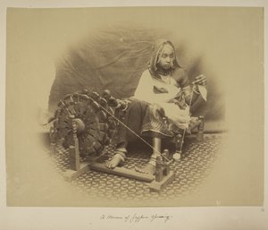 Eine Frau aus Jeypore beim Spinnen, ca. 1890 von English Photographer