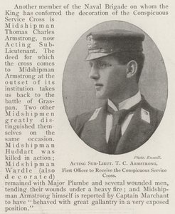 Handelsleutnant T. C. Armstrong, erster Offizier, der das Conspicuous Service Cross erhält von English Photographer