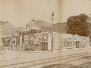 Werbung an der Ecke von Latchmere Road und Lavender Hill, Wandsworth, London von English Photographer