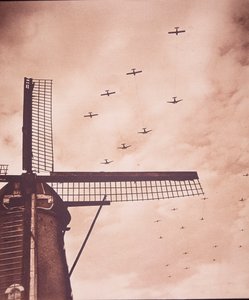 Alliierte Flugzeuge schleppen Gleiter mit Luftlandetruppen über die Niederlande, Schlacht um Arnheim von English Photographer