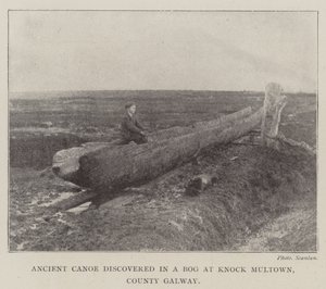 Antikes Kanu, entdeckt in einem Moor bei Knock Multown, County Galway von English Photographer