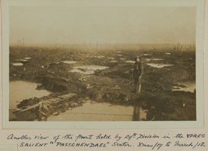 Ein weiterer Blick auf die Front, die von der 29. Division im YPRES-Bogen „PASSCHENDAEL“-Sektor gehalten wird. Weihnachten 17 bis März 18 von English Photographer