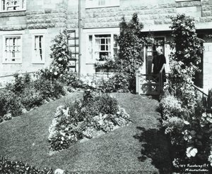 Becontree Estate: Blick auf einen attraktiven Vorgarten von English Photographer