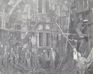 Blackwall Tunnel: Eine Gruppe von Arbeitern steht in der Luftschleuse, 1894 von English Photographer