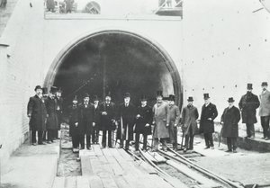 Blackwall Tunnel: Inspektion des unterseeischen Teils durch Würdenträger, 1895 von English Photographer