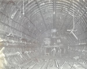 Blackwall Tunnel: Zwei Männer stehen in der Luftschleuse, 1894 von English Photographer