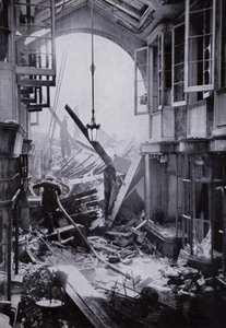 Bombenschaden an der Burlington Arcade, Piccadilly, London von English Photographer
