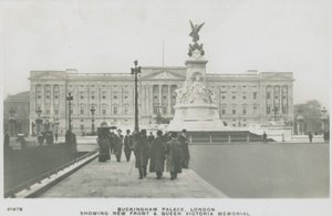 Buckingham Palace, London, Neue Front und Queen Victoria Memorial von English Photographer