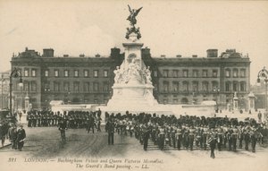 Buckingham Palace und Queen Victoria Memorial; Die Garde-Band passiert von English Photographer