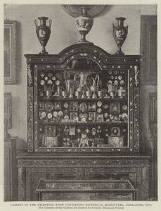 Schrank im Empfangsraum mit historischen Miniaturen, Erbstücken usw. von English Photographer