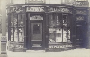 Charles Lowe & Co Drogerie, Newbury, Berkshire von English Photographer