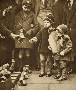 Kinder drängen sich um einen Straßenhändler, Holborn