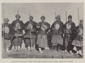 Chinesische Polizisten bewaffnet mit den Hakenlanzen, die sie bei Paraden tragen von English Photographer