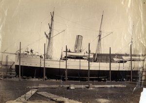 Chinesischer Zolleinnahmekreuzer "Li Kin" oder ihr Schwesterschiff "Kai Pan" auf der Slipanlage bereit zum Stapellauf, 1888 von English Photographer
