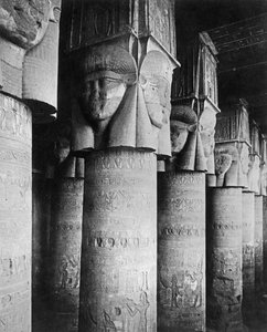 Säulen im Tempel von Hathor, ca. 1904-05 von English Photographer